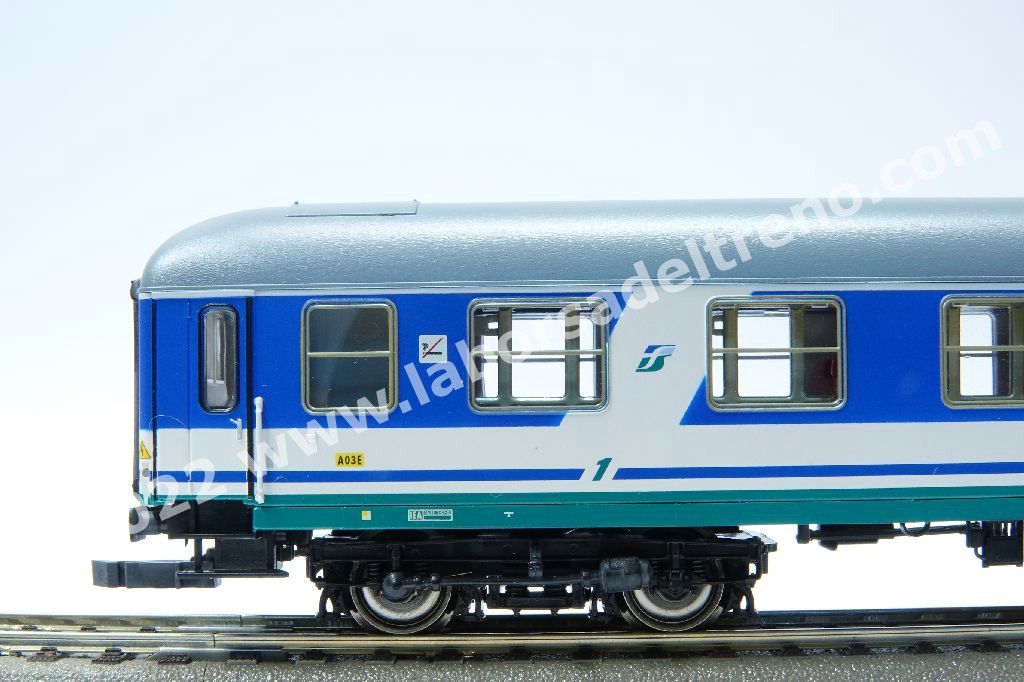 Carrozza tipo X di 1a cl. FS, livrea XMPR PAX con fascia blu sui finestrini, logo Trenitalia, carrelli MD50, ep. V