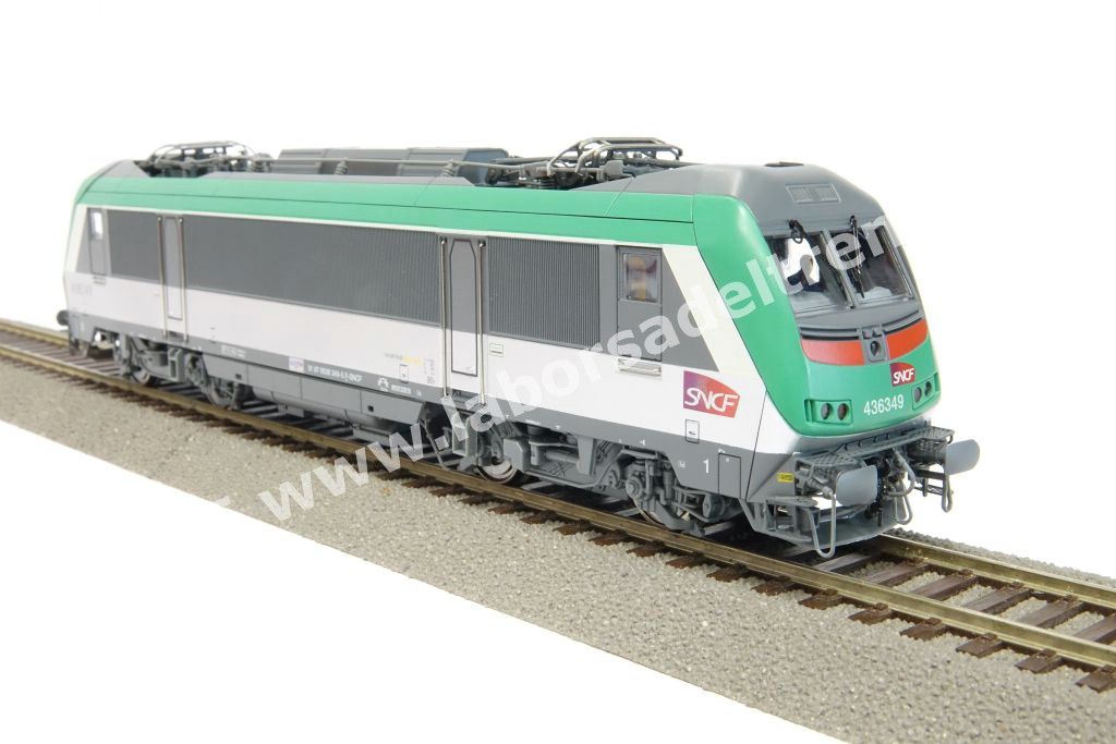 Locomotiva elettrica bitensione SNCF BB 436349 'Astride' per interoperabilità con Italia, livrea argento con fascia verde e fascia anti-infortunistica, epoca V/VI