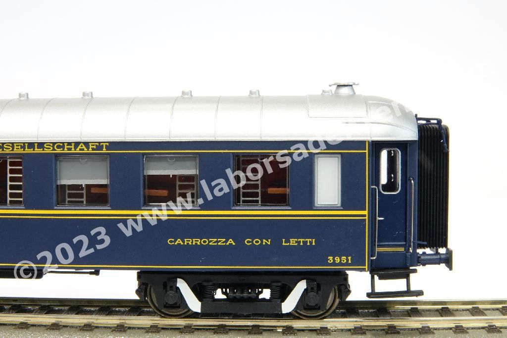 Carrozza letti CIWL tipo Ub, livrea di origine blu con ghirlanda d orata, epoca III