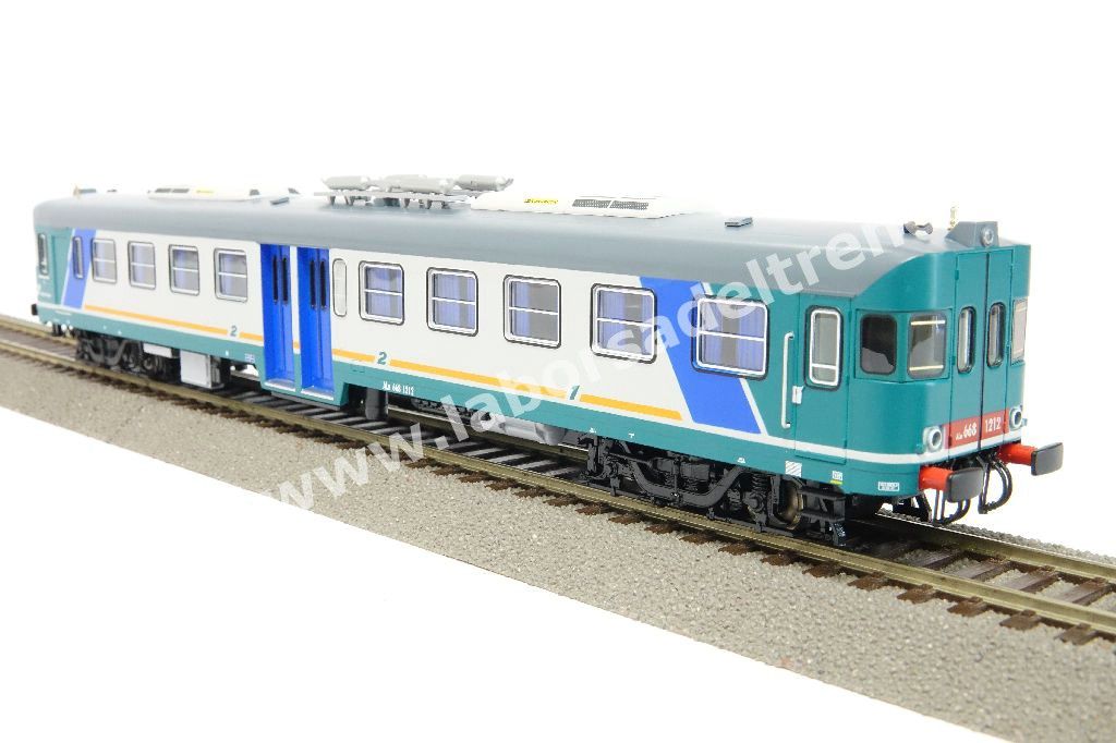 Automodrice diesel FS Trenitalia Aln 668 Serie 1200, marmitte e condizionatori sul tetto, livrea XMPR, logo Trenitalia, epoca V/VI