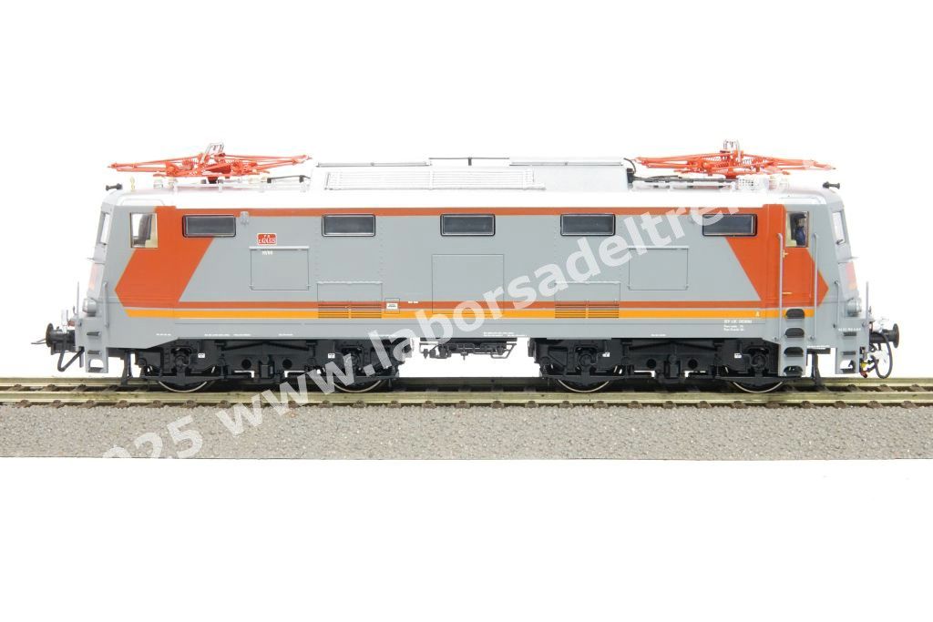 Loco elettrica E 424 323 delle FS, livrea navetta MDVE, logo inclinato, ep. V
