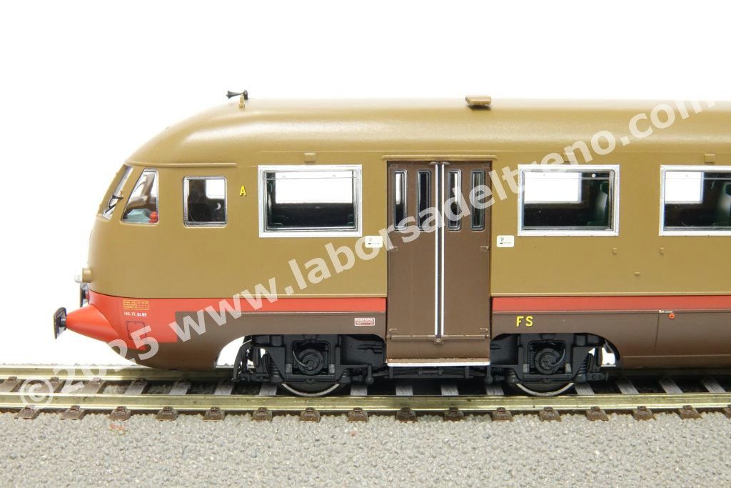 Rimorchiata FS Le 800.011 attrezzata con Ripetizione Segnali, livrea castano/isabella con fascia rossa, fanali moderni, ep. IV - Ill.ne interna