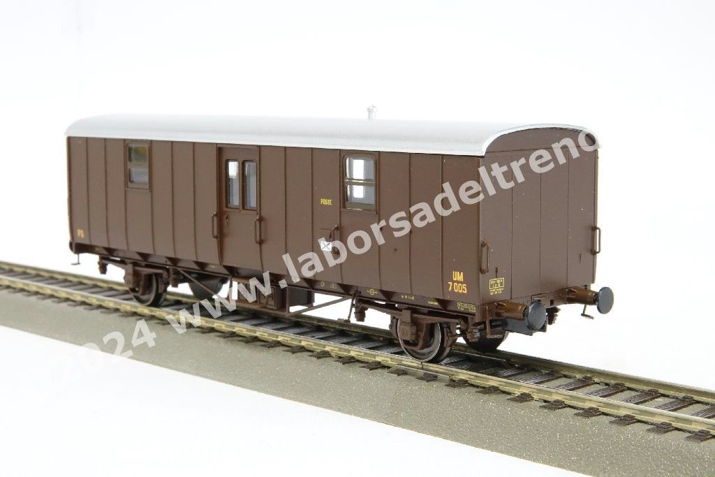 Set 'Treno Corbellini' delle FS Italia a tre elementi composto da un postale tipo UM 70000 e due 2° cl. tipo Corbellini, livrea castano/isabella, epoca III