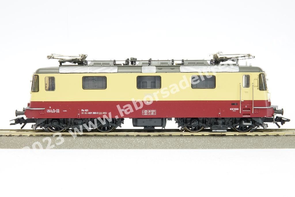 Coppia locomotive elettriche SBB IRSI 'International Rolling Stock Investment GmbH) Re 421 abilitate a circolare in Svizzera e Germania, una in livrea 'TEE' rosso/crema e una in livrea 'Rheingold' blu/crema, epoca VI - MFX Digital Sound