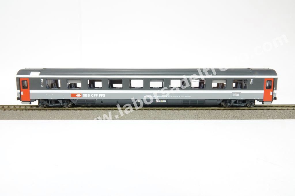 Set 1 'EC Ticino' delle SBB composto da una panoramica, una prima tipo Eurofima e due seconde tipo EC, livrea bigrigio con porte rosse, epoca V