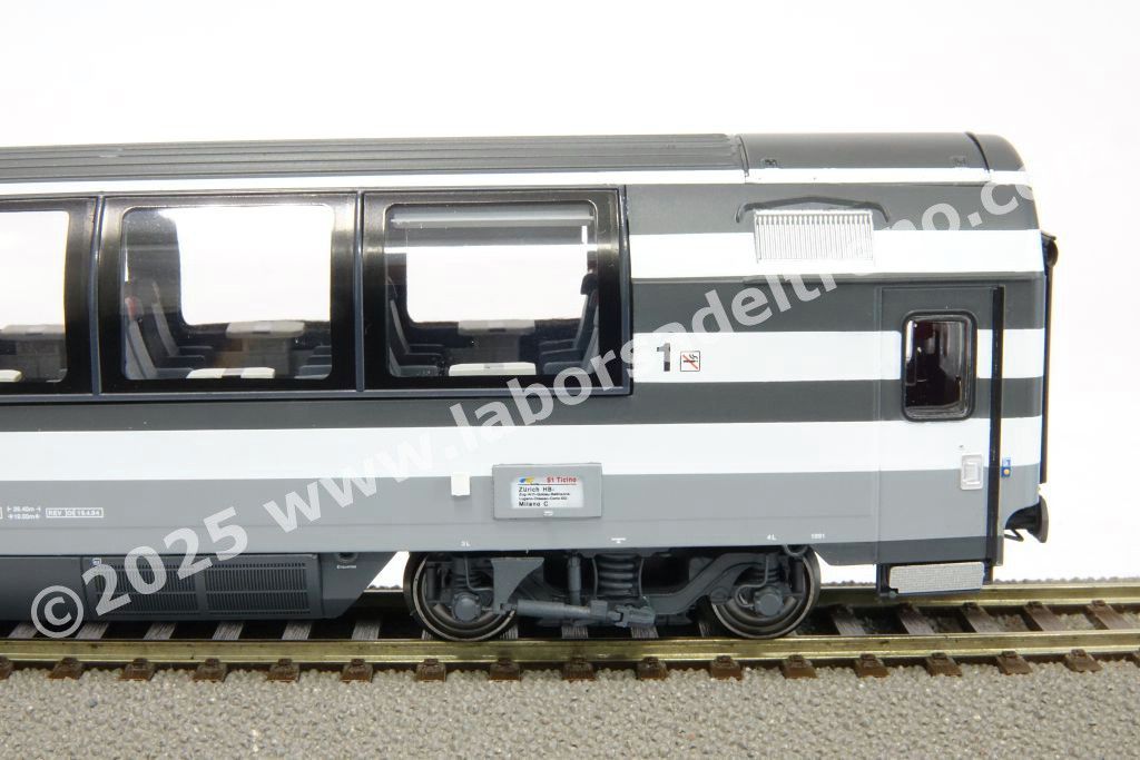 Set 1 'EC Ticino' delle SBB composto da una panoramica, una prima tipo Eurofima e due seconde tipo EC, livrea bigrigio con porte rosse, epoca V