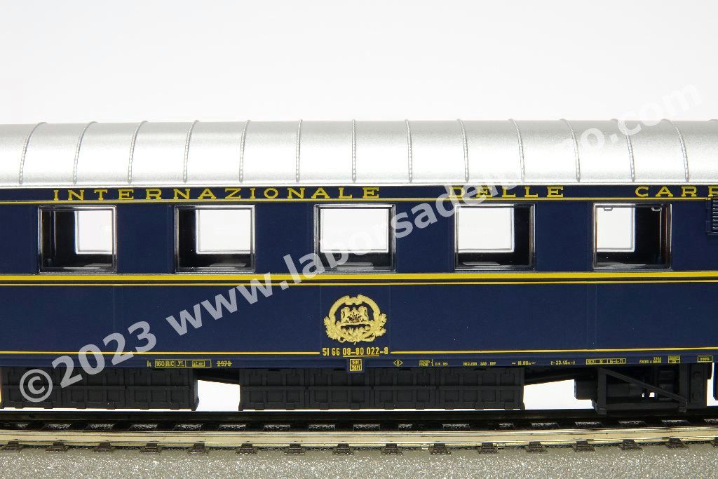 Carrozza ristorante CIWL tipo 1925R 'Pistoiesi', costruzione reggiane, affidata al parco FS, carrelli di origine PP, logo CIWL, livrea blu con tetto argento, epoca IV