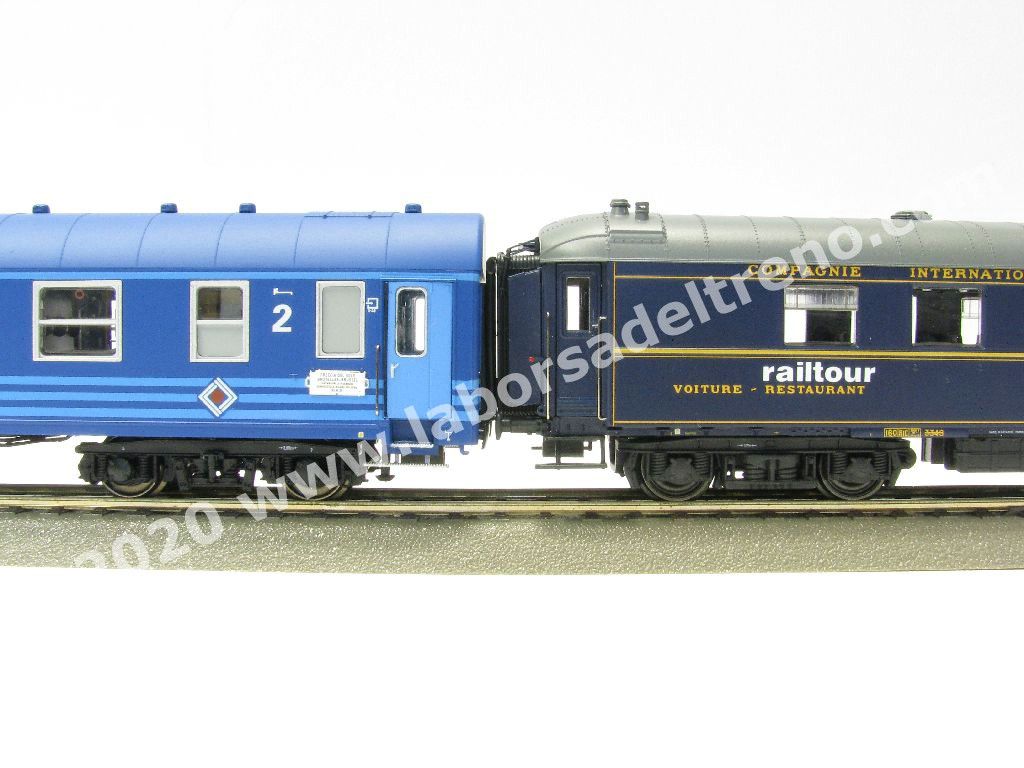 Set 3 'Freccia del Sole' Bruxelles-Riccione SNCB con due cuccette tipo I5 di 2° cl. una blu/azzurra e un verde, una mista 1°/2° cl. Tipo I4, e una carrozza CIWL ristorante, logo RAILTOUR bianca, epoca IV