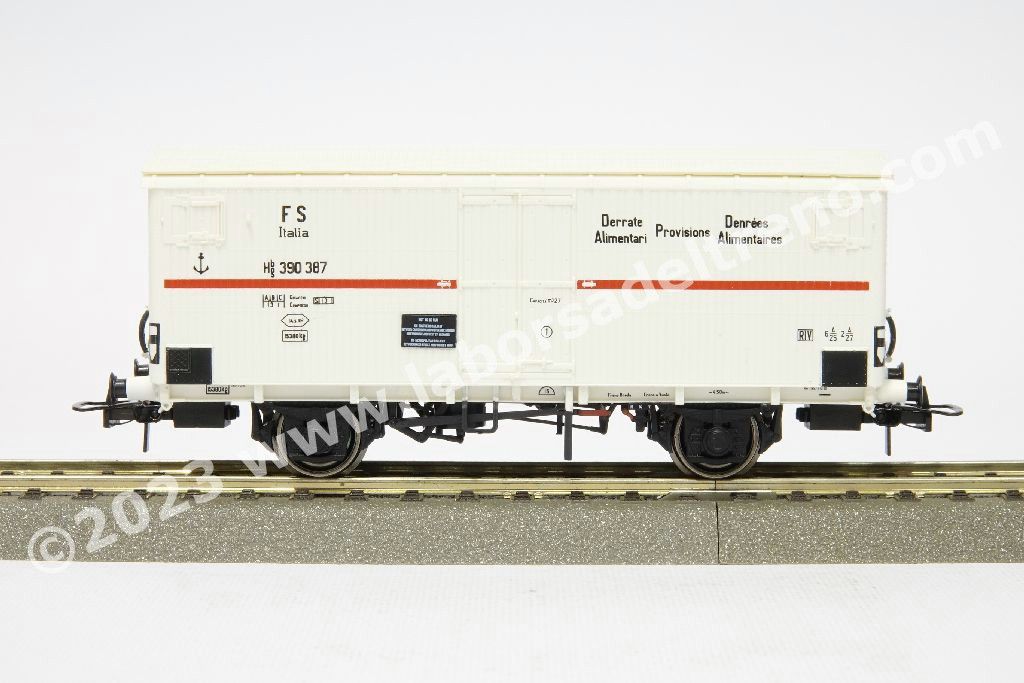 Set 3 carri refrigerati FS Italia tipo Hgb a sagoma Inglese, uno con garitta del frenatore, livrea bianca con fascia rossa, epoca III