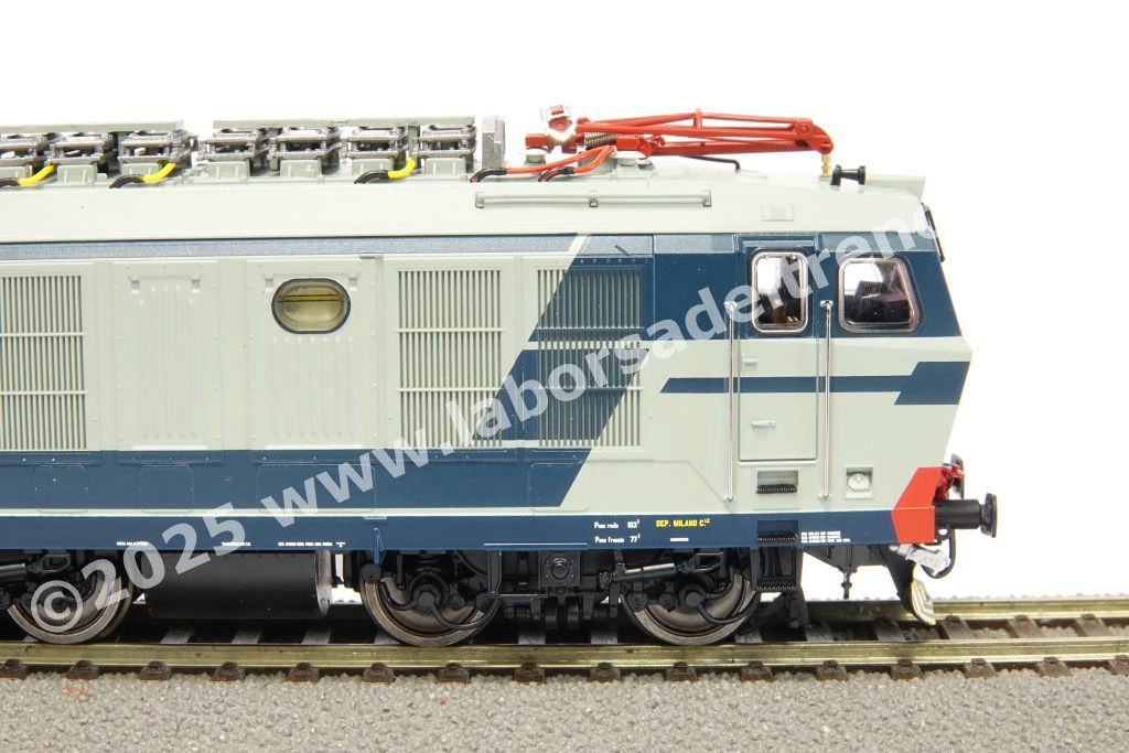 Locomotiva elettrica FS E 632 006 pantografi Faveley, livrea di origine grigio perla/blu orientale, logo TV, ep. IV/V