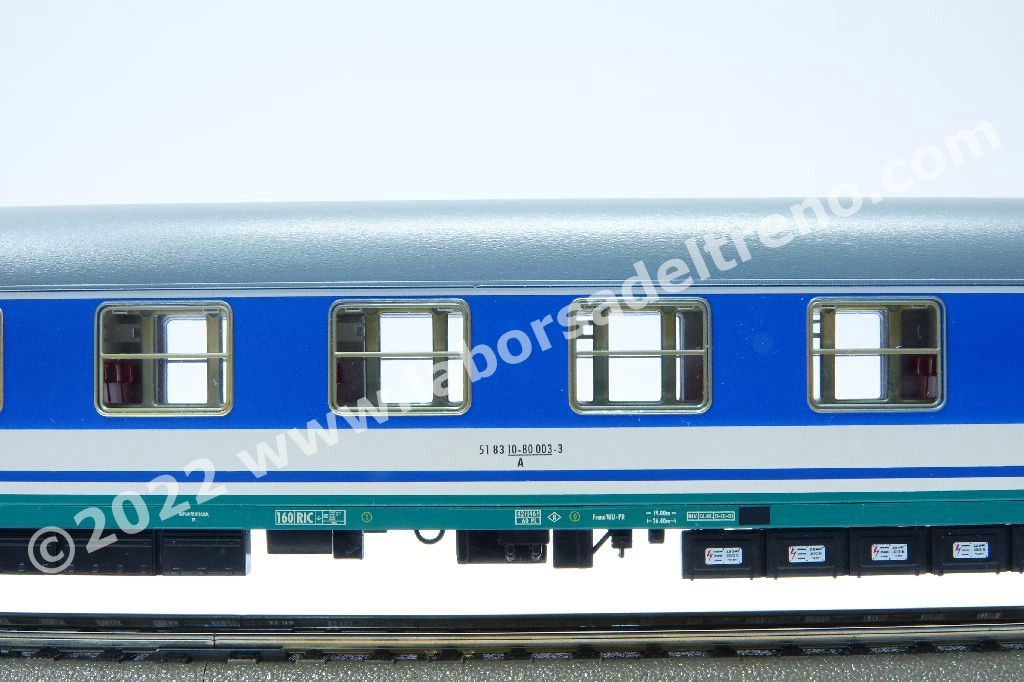 Carrozza tipo X di 1a cl. FS, livrea XMPR PAX con fascia blu sui finestrini, logo Trenitalia, carrelli MD50, ep. V