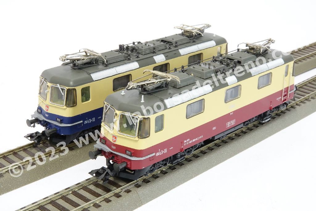 Coppia locomotive elettriche SBB IRSI 'International Rolling Stock Investment GmbH) Re 421 abilitate a circolare in Svizzera e Germania, una in livrea 'TEE' rosso/crema e una in livrea 'Rheingold' blu/crema, epoca VI - MFX Digital Sound