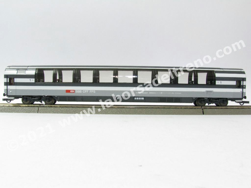Carrozza passeggeri panoramica a carrelli SBB tipo EC di 1° classe n° 104-4, livrea bigrigio, logo nuovo, epoca V