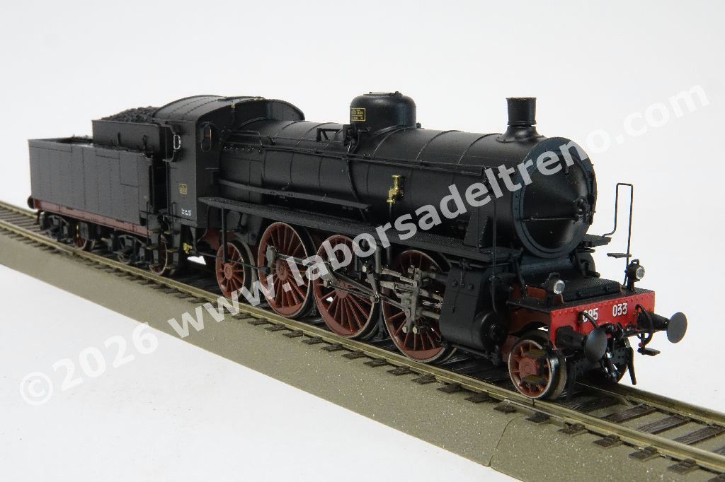 Locomotiva a vapore FS Gr 685 caldaia corta, fanali elettrici, tender a carrelli, epoca III