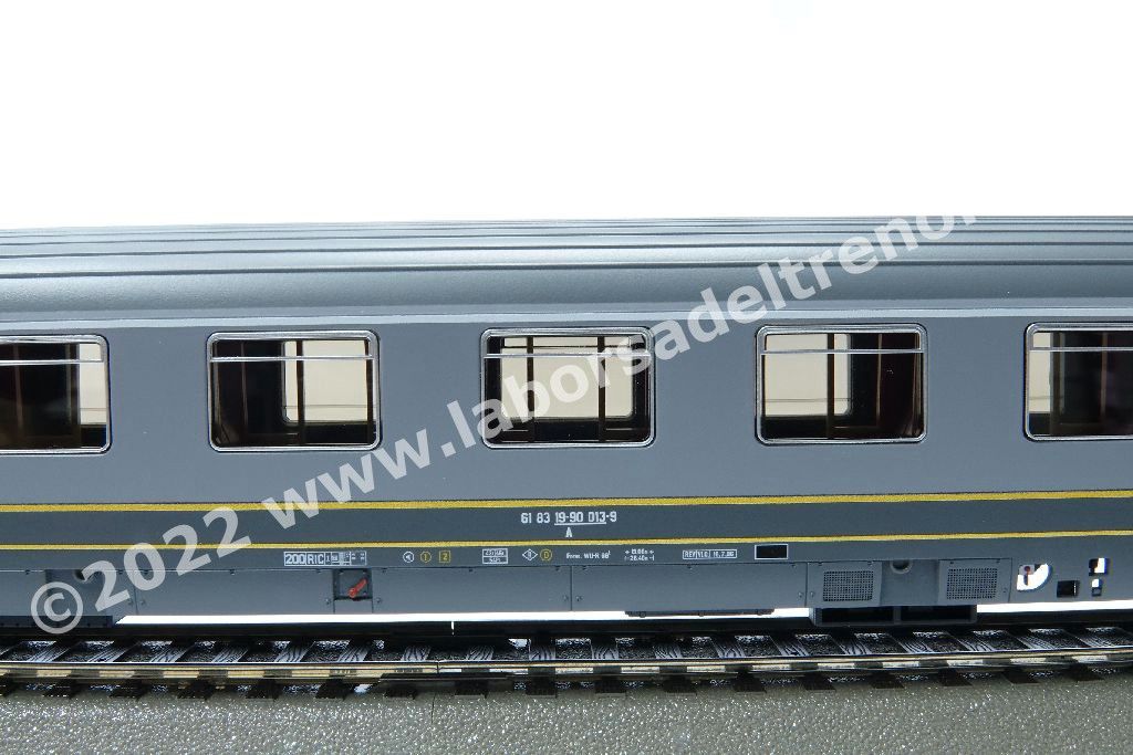 Set tre carrozze a scompartimenti FS tipo Eurofima, una 1° cl e due 2° cl., livrea bigrigio con filetti gialli, logo XMPR, epoca V