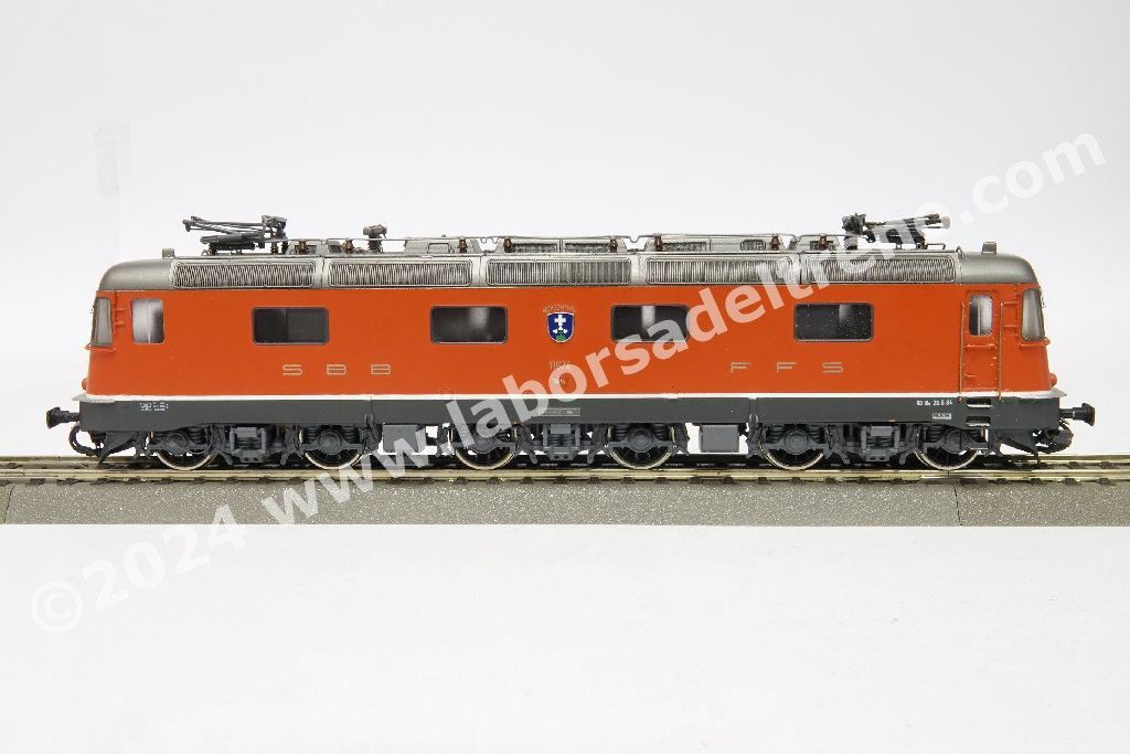 Locomotiva elettrica SBB Re 6/6 11674 'Murgenthal', fanali tondi, livrea rossa, epoca IV/V