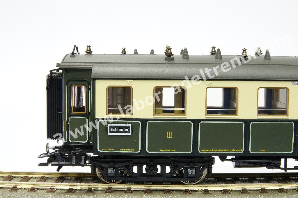 Convoglio 'Bavarian Express' delle K.Bay.Sts.B con vaporiera S 3/6 'Hochhaxige', tre carrozze di 3° cl., una mista di 1°/2° cl. E un bagagliaio in livrea crema/verde, epoca I - MFX Digital Sound