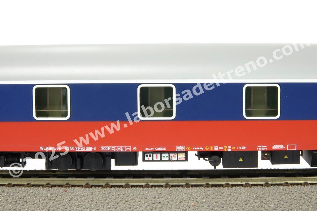 Carrozza letti tipo WABmvee delle Ferrovie Slovacche ZSR , livrea rosso/blu, ep. V