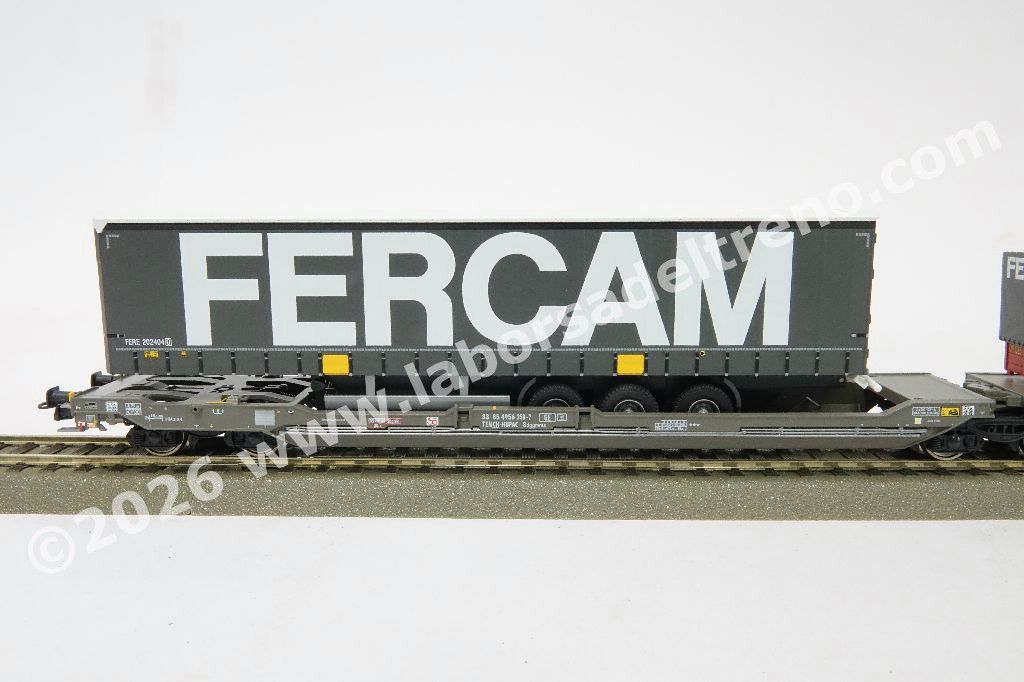 Carro intermodale bi-modulo SBB HUPAC tipo T3000e, telaio grigio scuro, caricato con due casse mobili e un semirimorchio 'Fercam', epoca VI