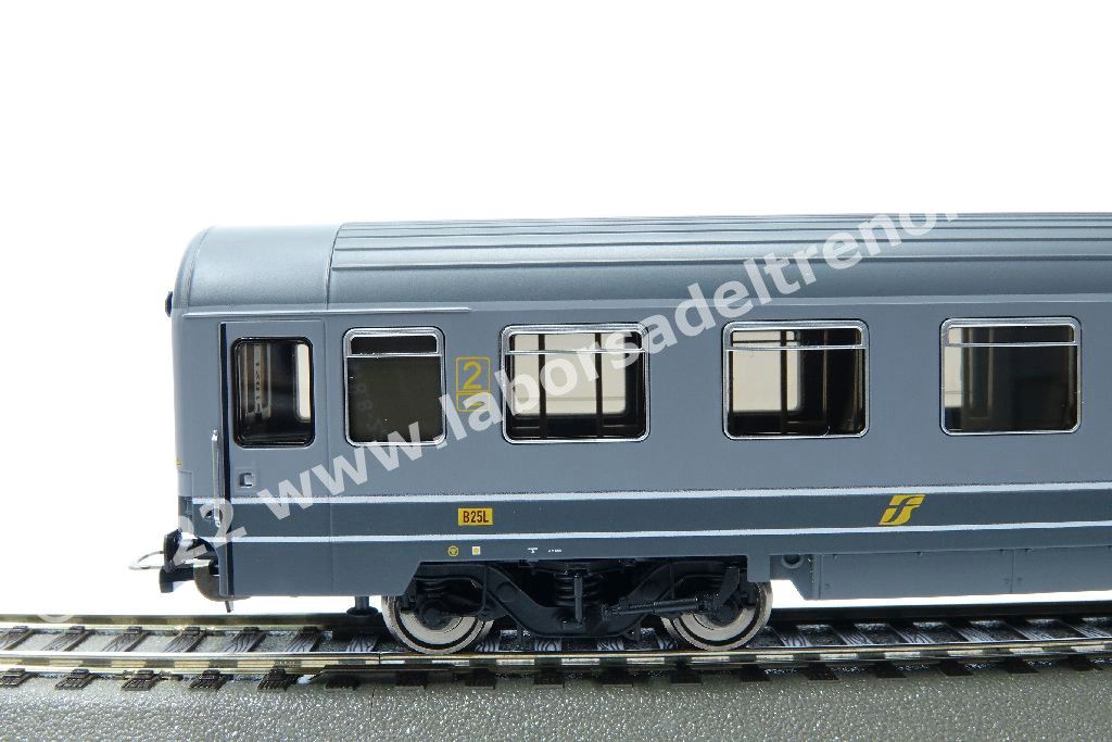 Set tre carrozze a scompartimenti FS tipo Eurofima, una 1° cl e due 2° cl., livrea bigrigio con filetti gialli, logo XMPR, epoca V
