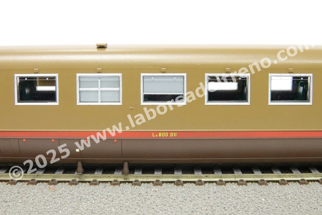 Rimorchiata FS Le 800.011 attrezzata con Ripetizione Segnali, livrea castano/isabella con fascia rossa, fanali moderni, ep. IV - Ill.ne interna