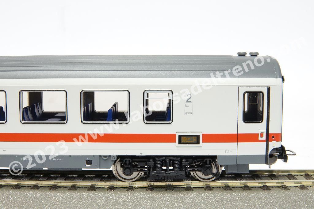 Carrozza passeggeri a scompartimenti DB AG tipo Bpmz 284 di 2° cl., livrea IC, logo DB AG, epoca VI