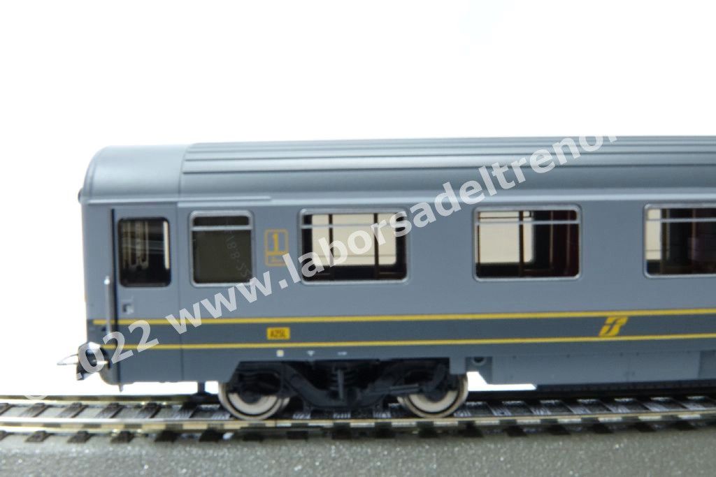 Set tre carrozze a scompartimenti FS tipo Eurofima, una 1° cl e due 2° cl., livrea bigrigio con filetti gialli, logo XMPR, epoca V