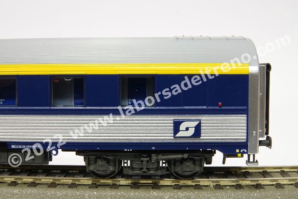 Carrozza letti AB 30 ex tipo P delle OBB, livrea inox/blu, targa blu senza logo TEN, logo OBB, ep. V