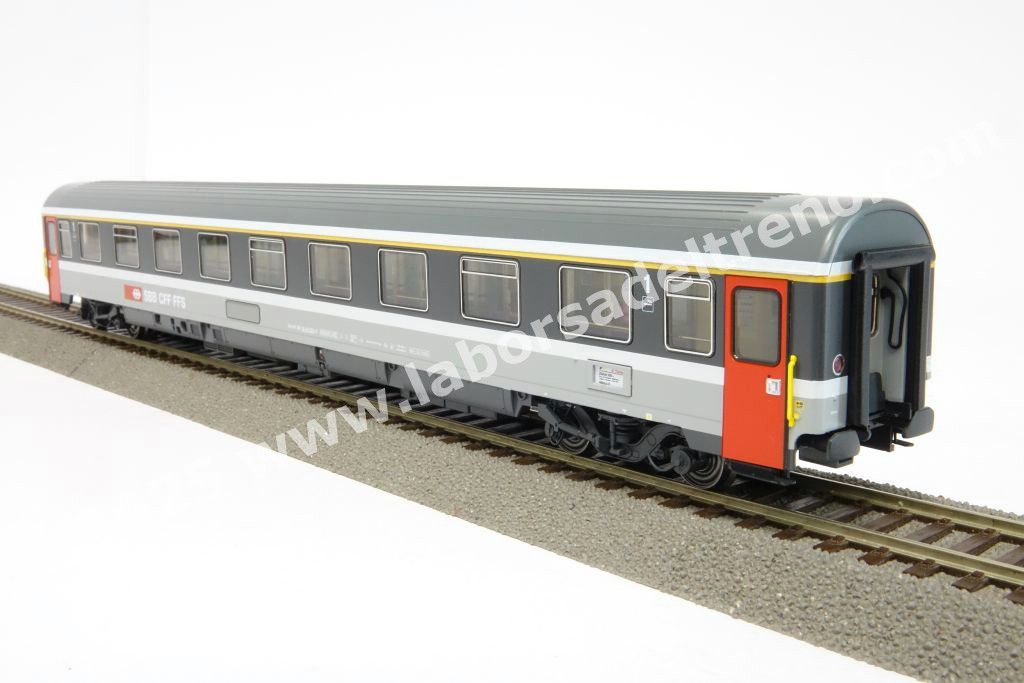 Set 1 'EC Ticino' delle SBB composto da una panoramica, una prima tipo Eurofima e due seconde tipo EC, livrea bigrigio con porte rosse, epoca V