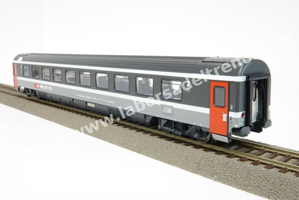 Set 1 'EC Ticino' delle SBB composto da una panoramica, una prima tipo Eurofima e due seconde tipo EC, livrea bigrigio con porte rosse, epoca V