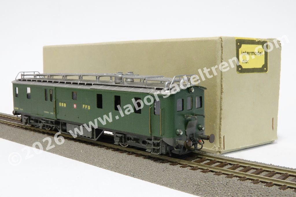 Automotrice diesel con comparto bagagli De 2/4 delle SBB, livrea verde con logo a scudo, ep. III