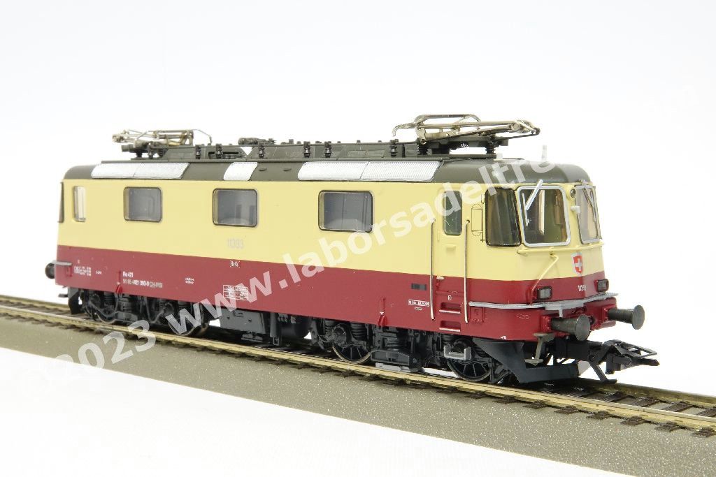 Coppia locomotive elettriche SBB IRSI 'International Rolling Stock Investment GmbH) Re 421 abilitate a circolare in Svizzera e Germania, una in livrea 'TEE' rosso/crema e una in livrea 'Rheingold' blu/crema, epoca VI - MFX Digital Sound
