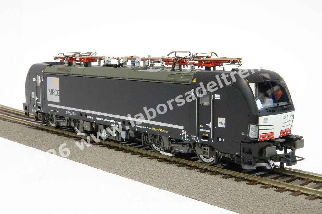 Locomotiva elettrica DB AG MRCE Br 193 718 'Vectron' a quattro pantografi, abilitata alla circolazione Germania-Austria-Italia-Svizzera-Olanda, livrea nera, logo MRCE, epoca VI