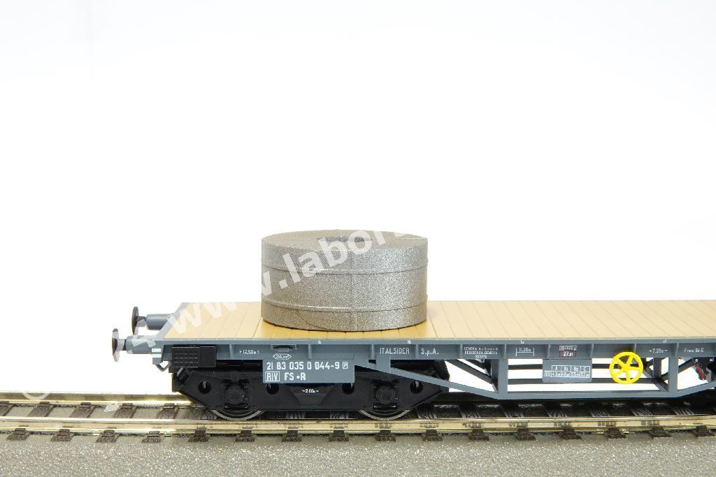 Set tre carri pianali a carrelli FS tipo R per trasporto rotoli di lamiere, uno con garitta, con carico di coils, livrea grigia, epoca IV