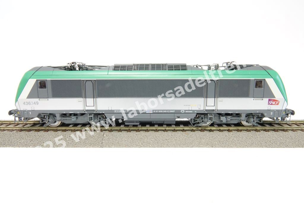 Locomotiva elettrica bitensione SNCF BB 436349 'Astride' per interoperabilità con Italia, livrea argento con fascia verde e fascia anti-infortunistica, epoca V/VI