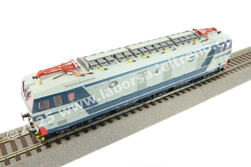 Locomotiva elettrica FS E 633 046 con pantografi Faveley, livrea di origine, grigio perla/blu orientale, logo TV, ep. IV/V