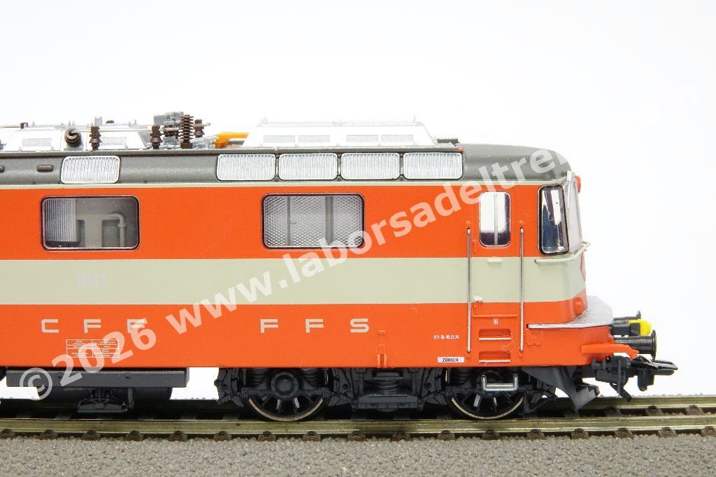 Locomotiva elettrica SBB Re 4/4 II 11141 monopantografo, pancone modificato con aggangio automatico, livrea Swiss Express arancio/crema, epoca IV - MFX Digital Sound