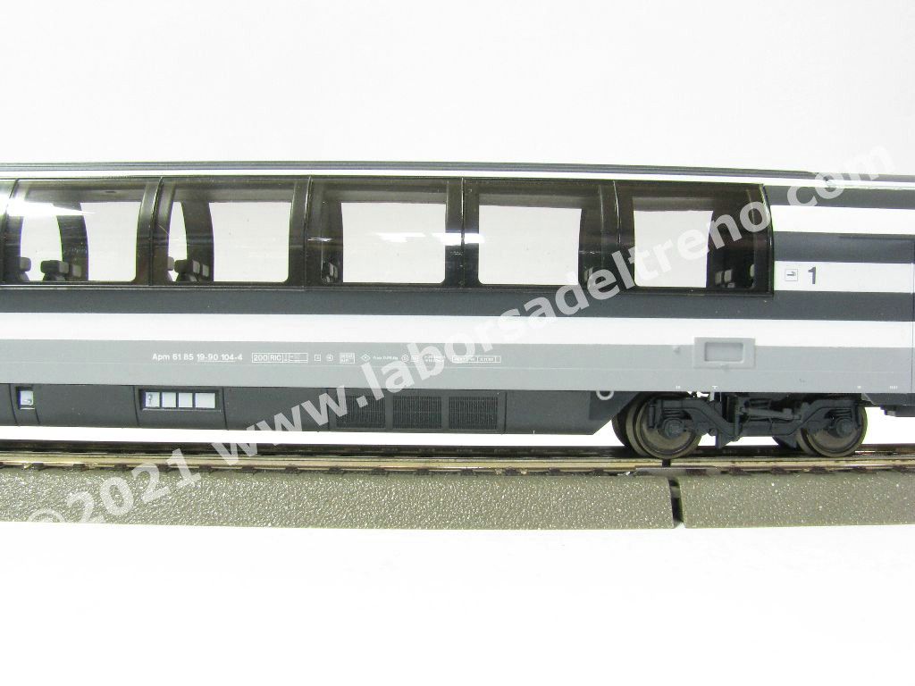 Carrozza passeggeri panoramica a carrelli SBB tipo EC di 1° classe n° 104-4, livrea bigrigio, logo nuovo, epoca V