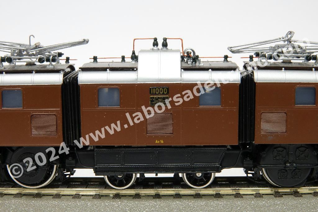 Locomotiva elettrica SBB Ae 4/8 11000, trasmissione Buchli e Tschanz, livrea marrone con telaio nero, epoca II/III