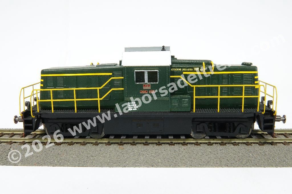 Loco diesel pesante da manovra D 143 3001 'Truman' delle FS livrea verde con fasce gialle, Dep. Milano, ep. III/IV - realizzazione in ottone con teca espositiva