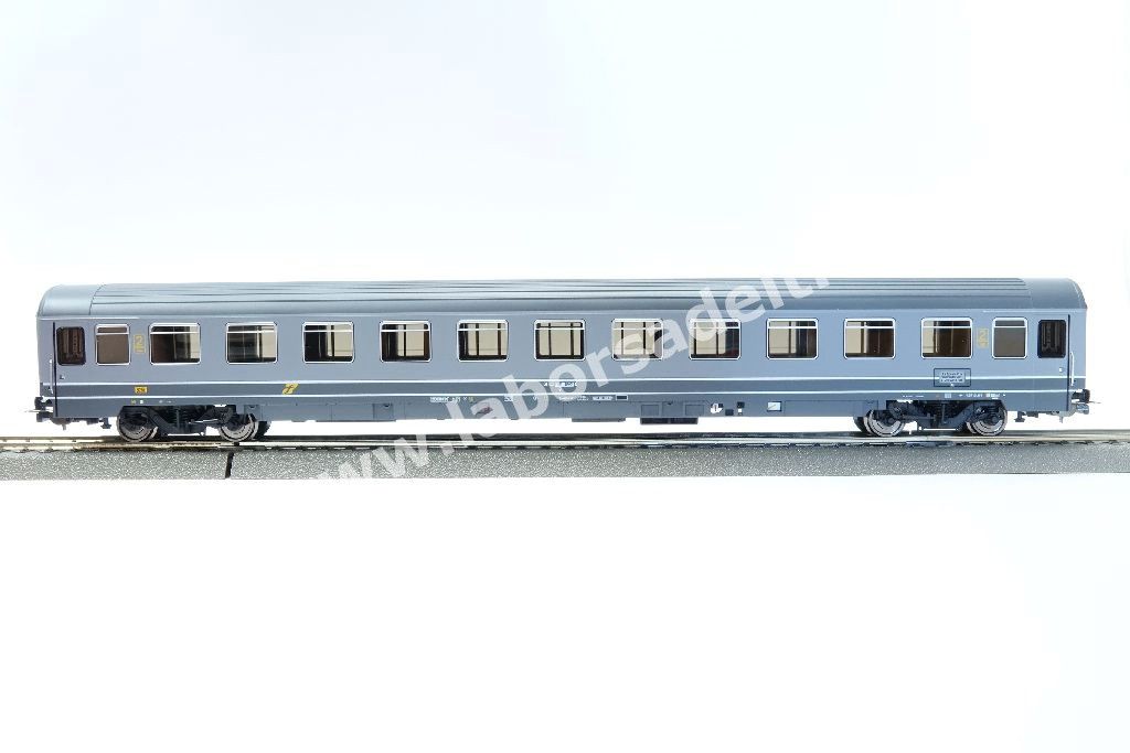 Set tre carrozze a scompartimenti FS tipo Eurofima, una 1° cl e due 2° cl., livrea bigrigio con filetti gialli, logo XMPR, epoca V