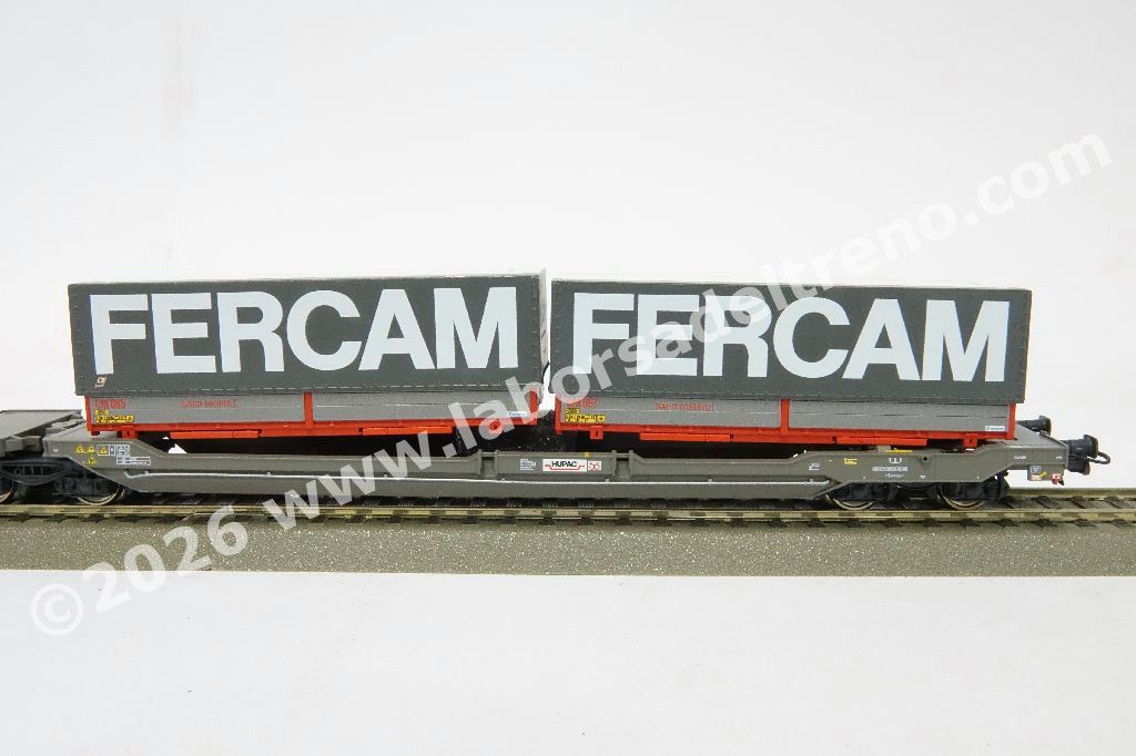 Carro intermodale bi-modulo SBB HUPAC tipo T3000e, telaio grigio scuro, caricato con due casse mobili e un semirimorchio 'Fercam', epoca VI