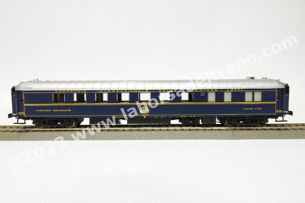 Carrozza ristorante CIWL tipo 1925R 'Pistoiesi', costruzione reggiane, affidata al parco FS, carrelli di origine PP, logo CIWL, livrea blu con tetto argento, epoca IV