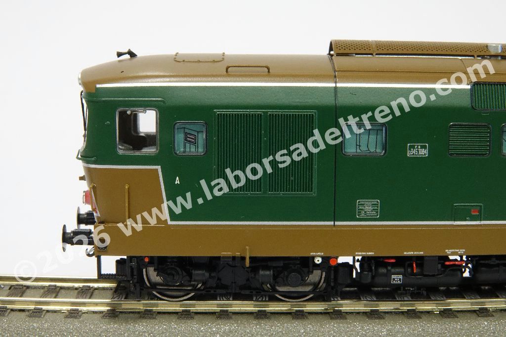 Locomotiva diesel FS D 345 1084 di 1° Serie, dep. Verona, vetri piani, livrea verde/isabella, epoca III/IV