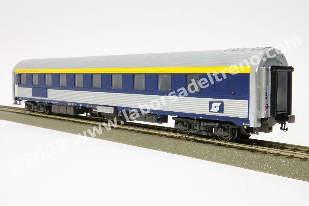 Carrozza letti AB 30 ex tipo P delle OBB, livrea inox/blu, targa blu senza logo TEN, logo OBB, ep. V