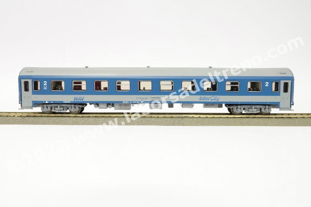 Set Intercity MAV, con una 1a cl. Apee, una 2a cl. Bpee e una ristorante tipo Bautzen, livrea IC, ep. V/VI