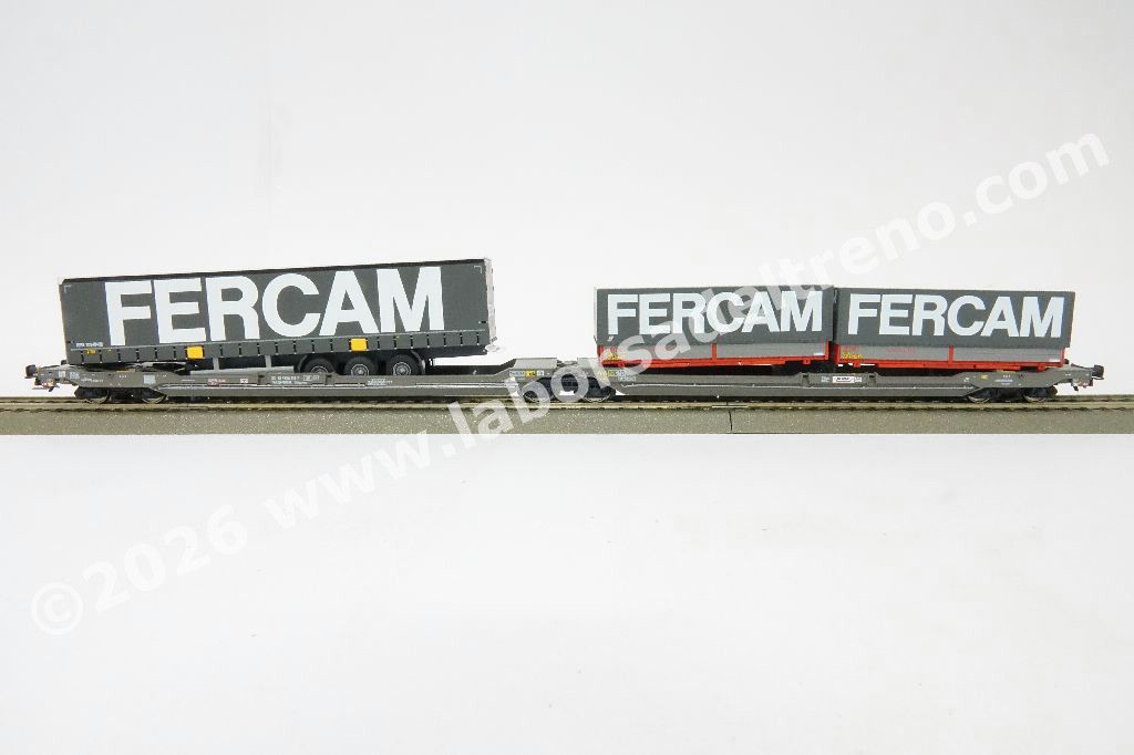 Carro intermodale bi-modulo SBB HUPAC tipo T3000e, telaio grigio scuro, caricato con due casse mobili e un semirimorchio 'Fercam', epoca VI
