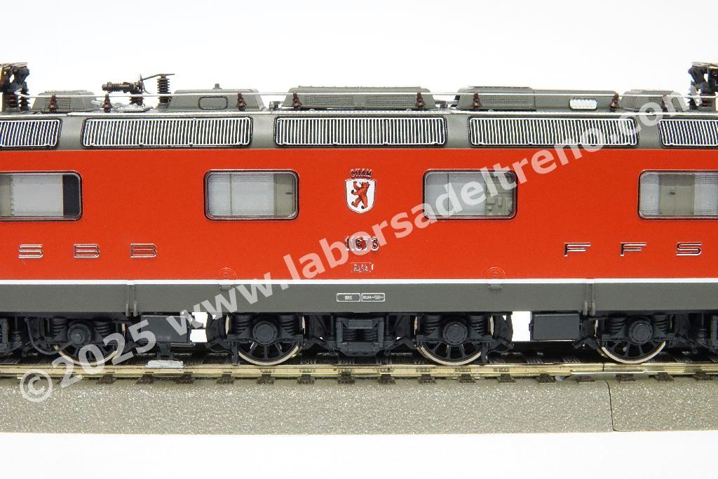 Locomotiva elettrica SBB Re 6/6 11673 'Cham', fanali rettangolari con cliamtizzatore, livrea rossa, epoca V/VI