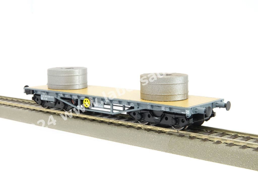 Set tre carri pianali a carrelli FS tipo R per trasporto rotoli di lamiere, uno con garitta, con carico di coils, livrea grigia, epoca IV
