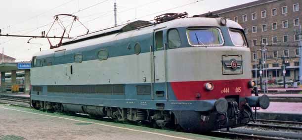 Locomotiva elettrica FS E 444 005 ex 'Elettronica', ricostruita come unità di serie, livrea grigio perla/blu orientale, baffo rosso, epoca V